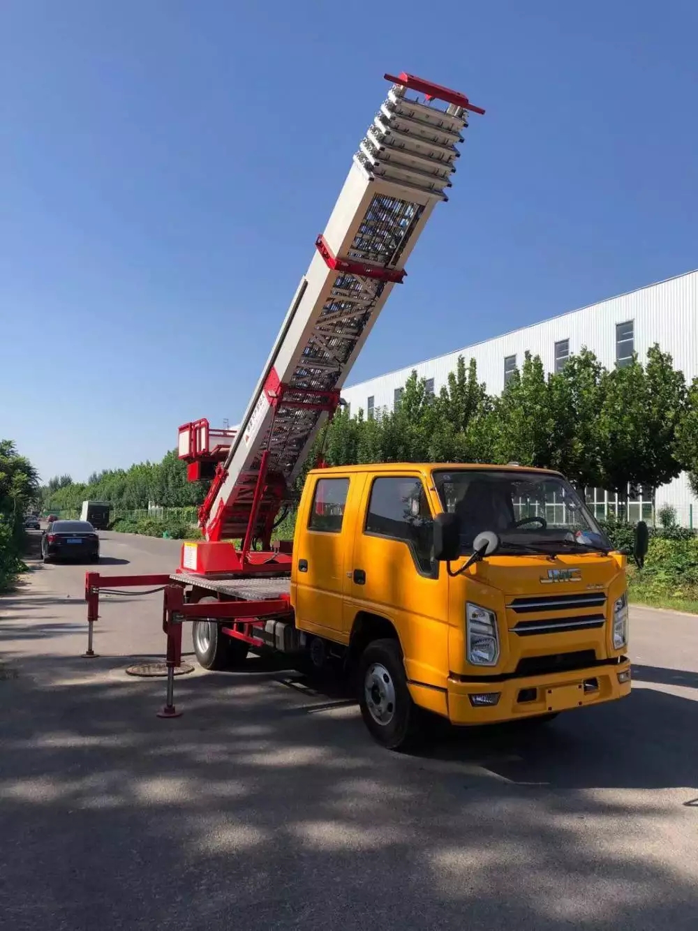 独山附近的云梯车出租服务：轻松解决高空作业需求